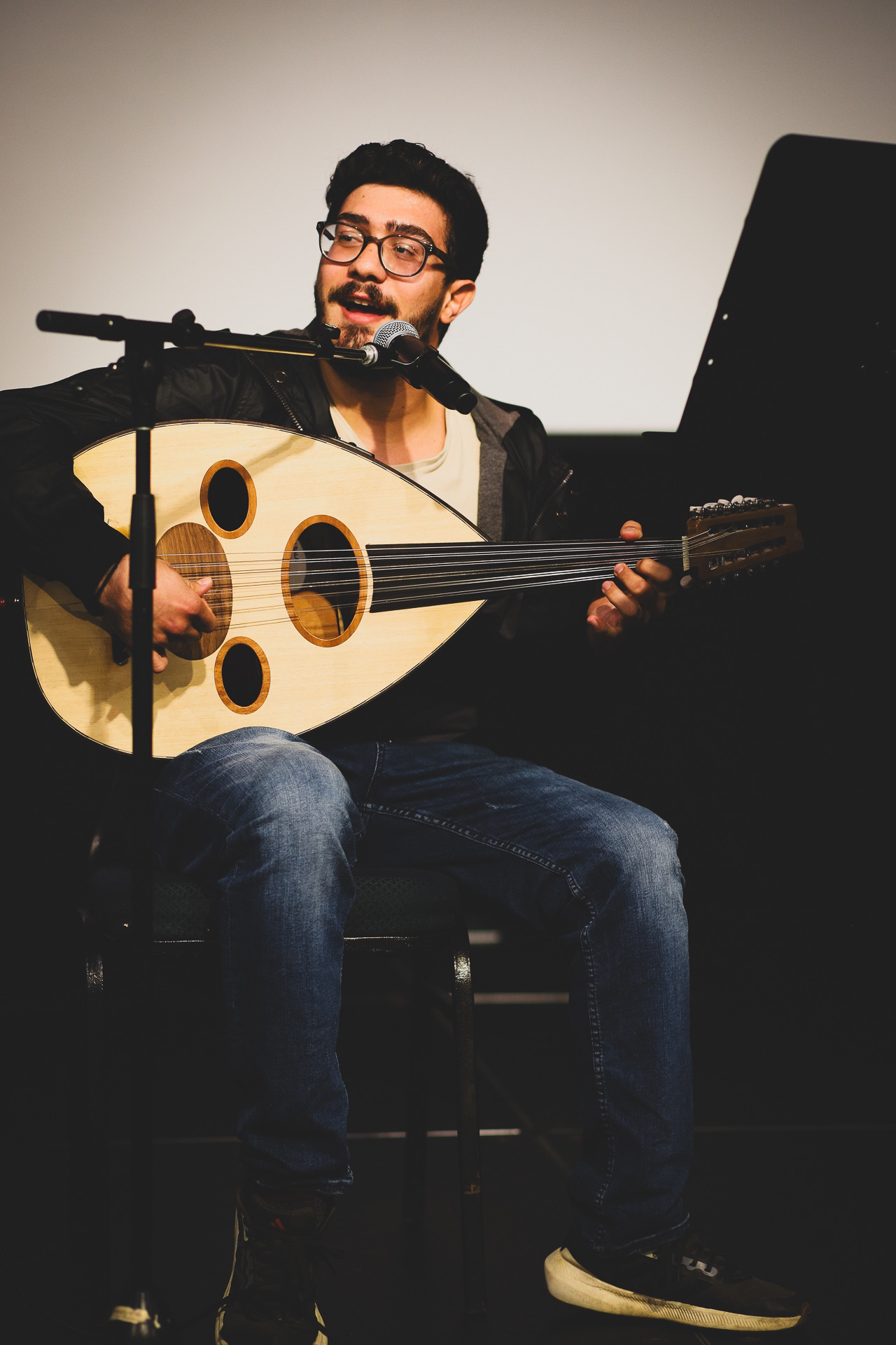 Nagham performing live